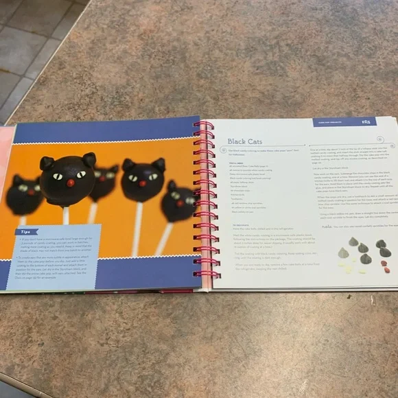 Bakerella Cake Pop Cookbook - Picture 15 of 16